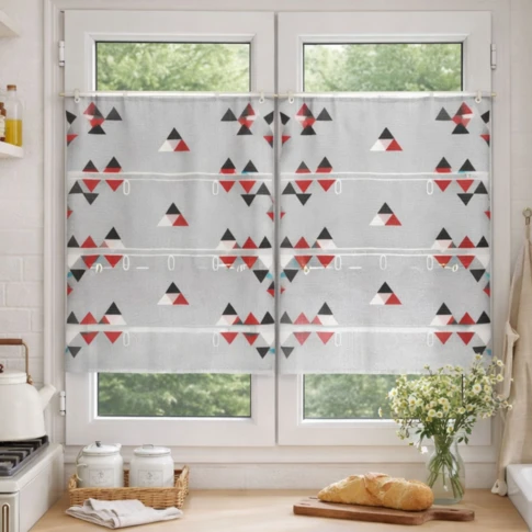 Kleiner Fenstervorhang mit Dreiecksstickerei
