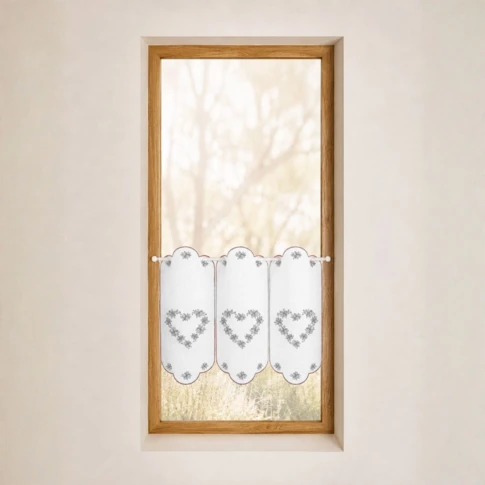 Bestickter Windschutz mit Herzmotiven