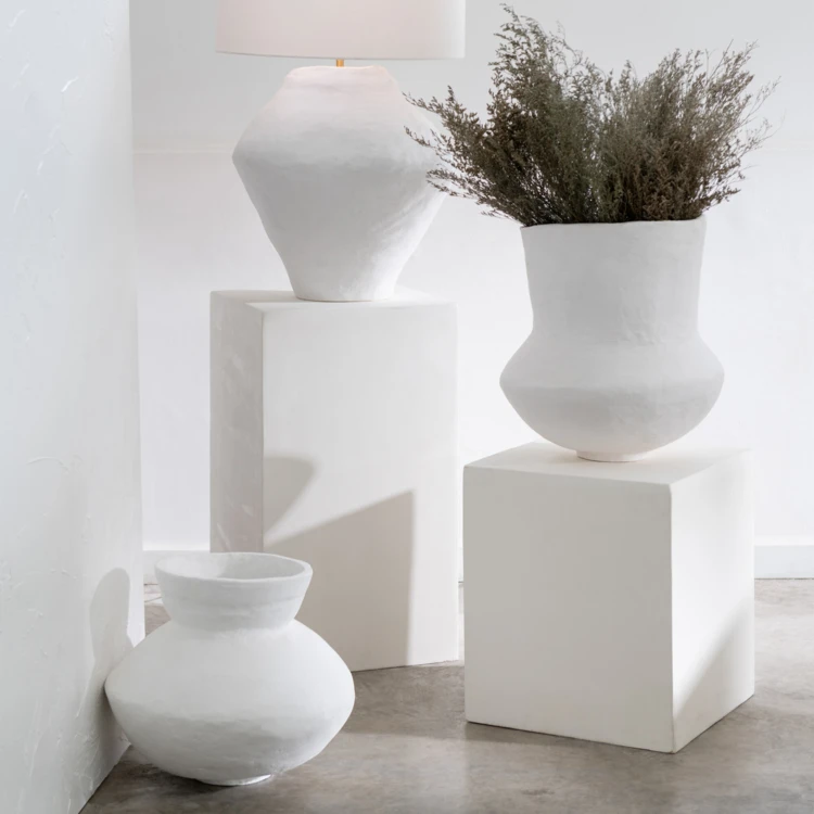 Hohe dekorative Vase aus Pappmaché