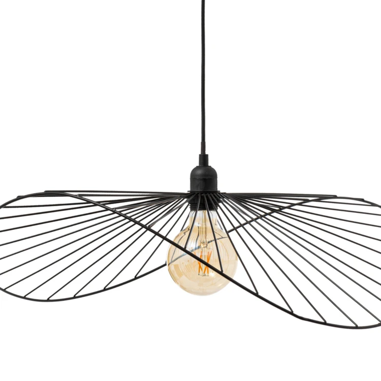 Candeeiro suspenso em metal preto
