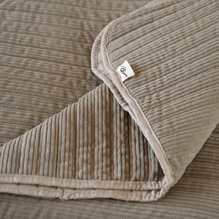 Gesteppte Tagesdecke aus Cord