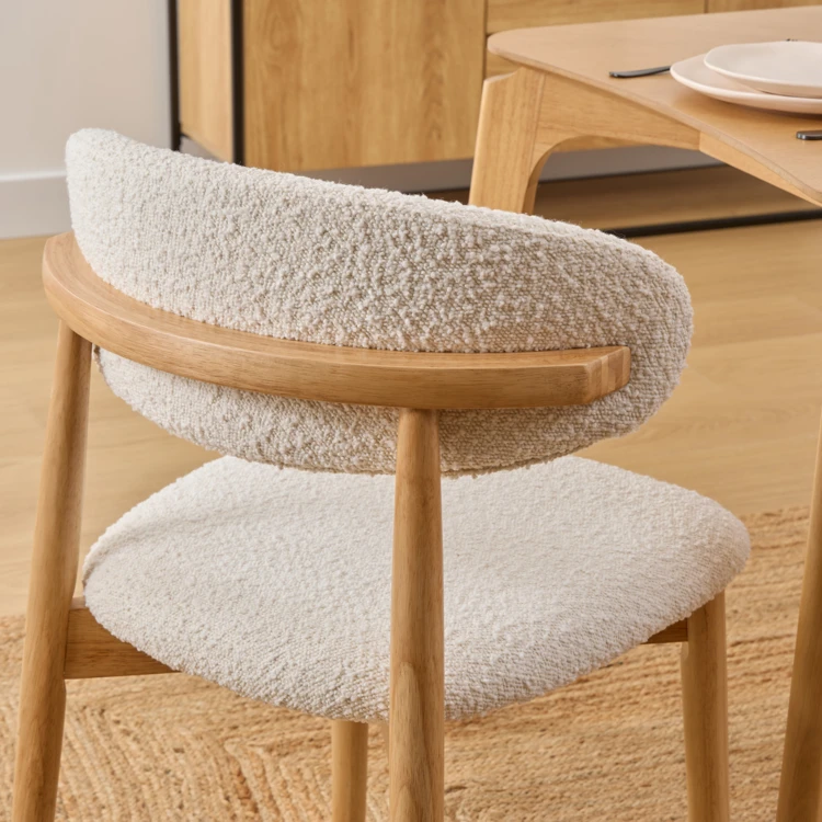 Silla de madera maciza con respaldo acolchado