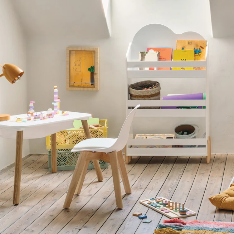 Bibliothèque enfant à étagères ouvertes forme organique