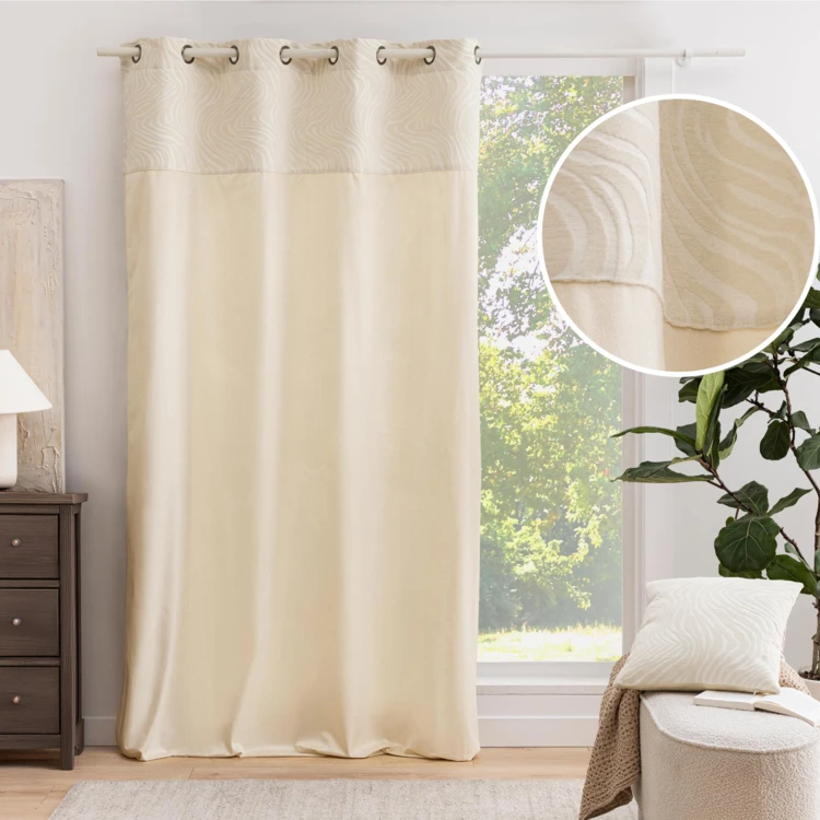 Cortina difusora de veludo com ilhós e faixa em jacquard com padrão de zebra