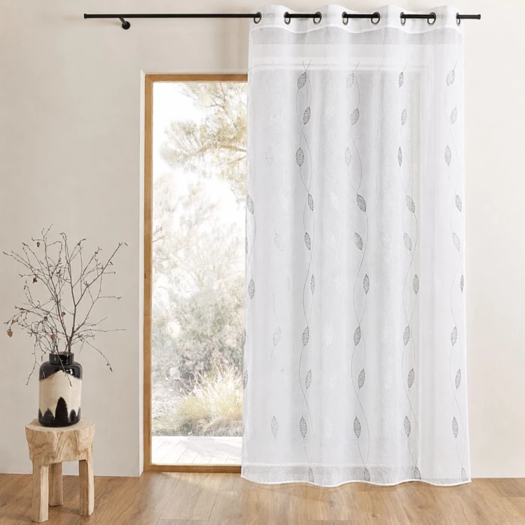 Bestickter Vorhang mit Blattmotiven