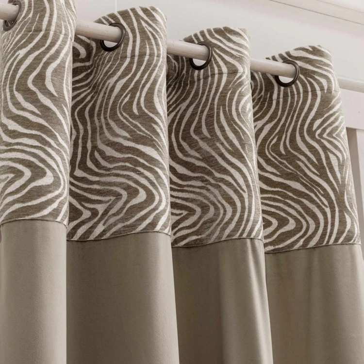 Cortina difusora de veludo com ilhós e faixa em jacquard com padrão de zebra