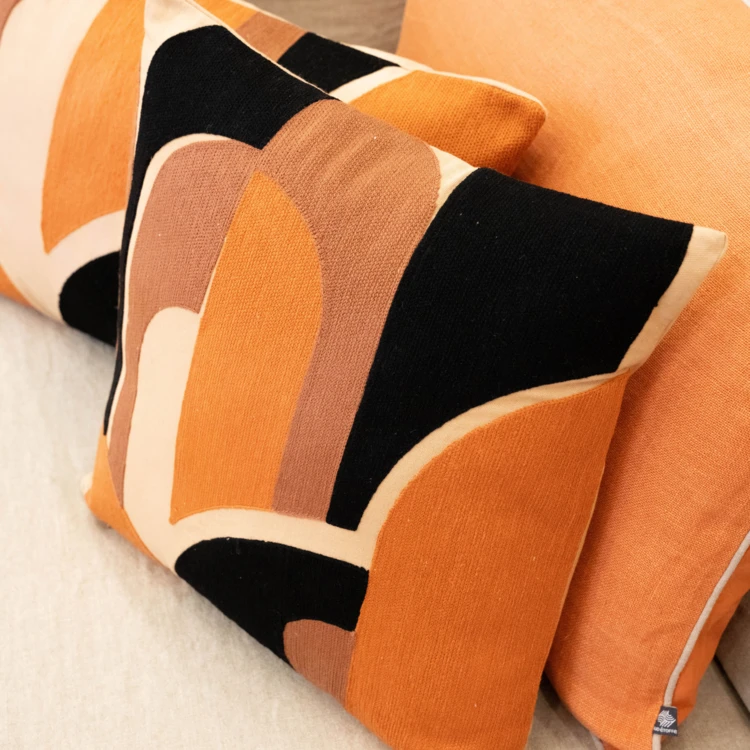 Coussin brodé en relief motif abstrait