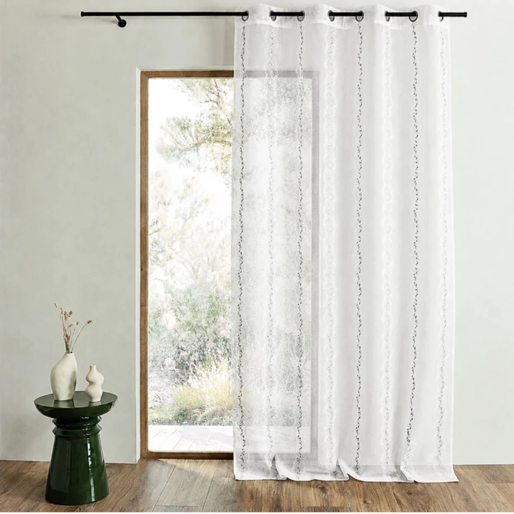 Tenda trasparente ricamata con sottili righe verticali stilizzate