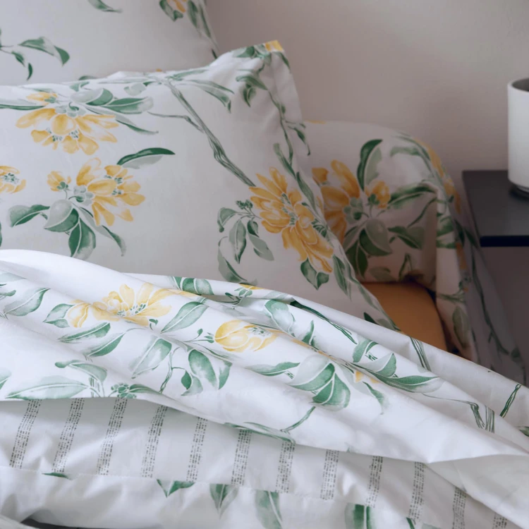 Pfulmenanzug aus Baumwollperkal mit Blumenmuster