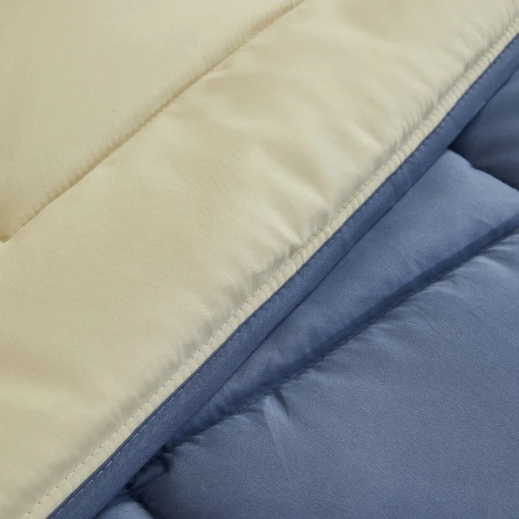 Couette légère réversible bicolore en microfibre 200 gr/m²