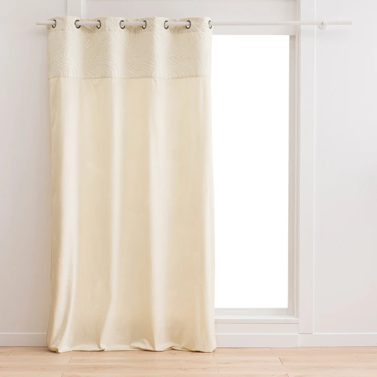 Cortina difusora de veludo com ilhós e faixa em jacquard com padrão de zebra