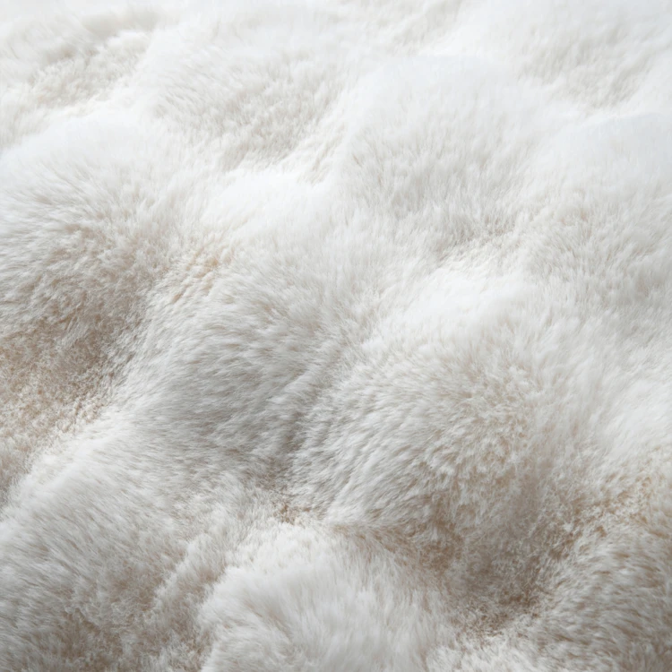 Coussin déhoussable imitation fourrure