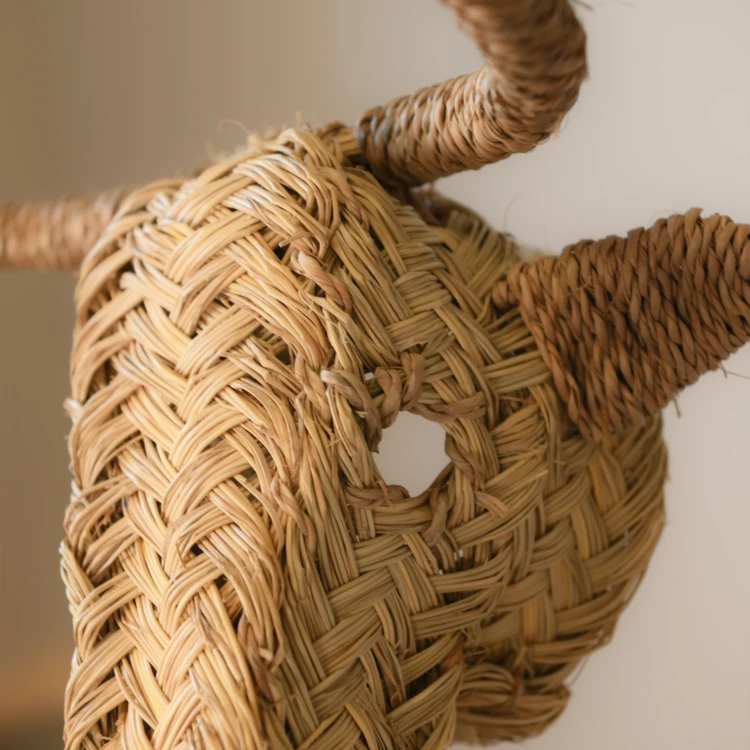 Decoração de parede com cabeça de alce em palha