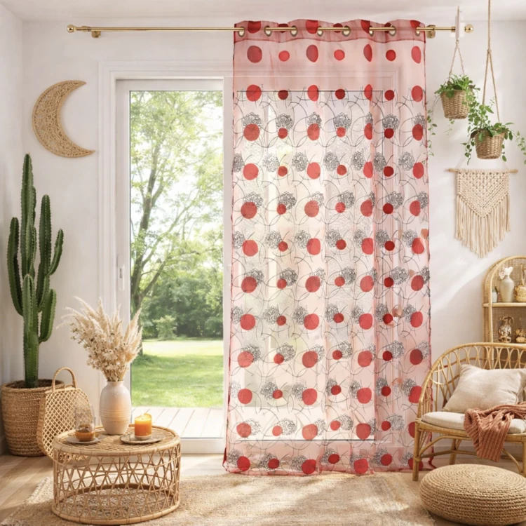 Rote Vorhänge mit gestickten Motiven