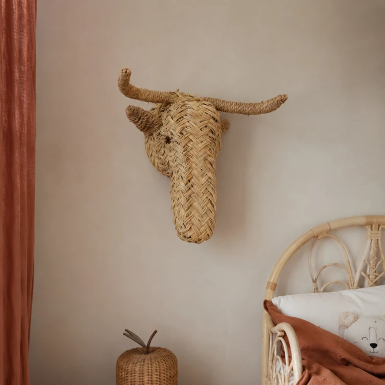 Decoração de parede com cabeça de alce em palha
