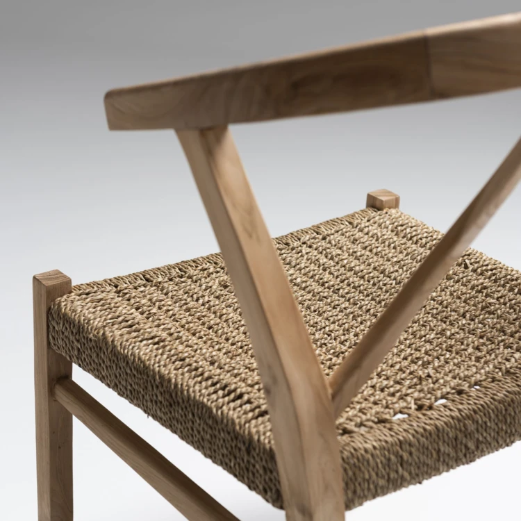 Silla de madera de teca y ratán trenzado
