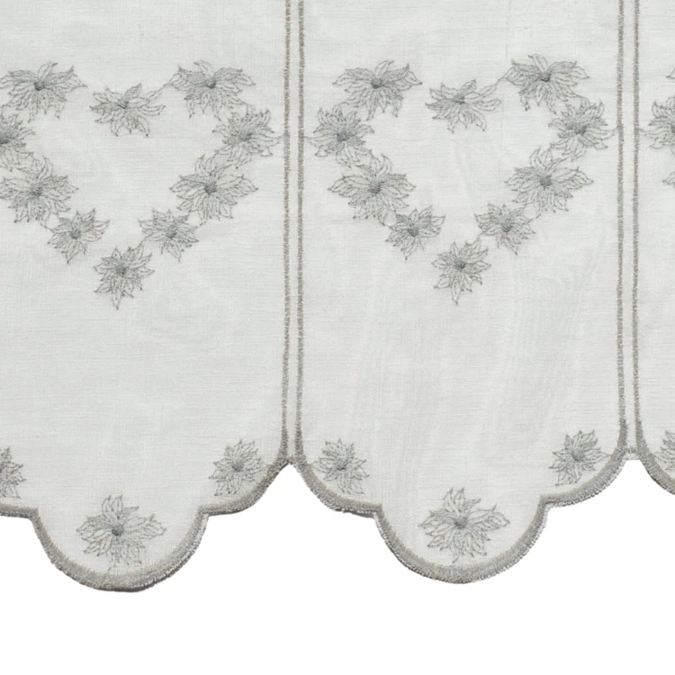 Brise-bise brodé à motifs cœurs