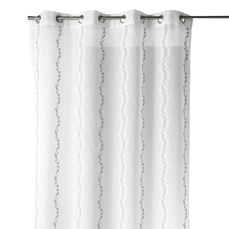 Tenda trasparente ricamata con sottili righe verticali stilizzate