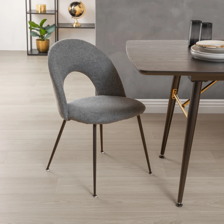 Sedia in tessuto con schienale traforato e gambe in metallo