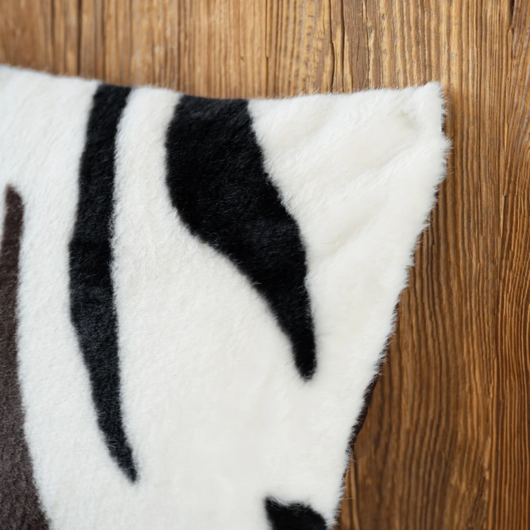Almofada preenchida com padrão de zebra e parte de trás em veludo