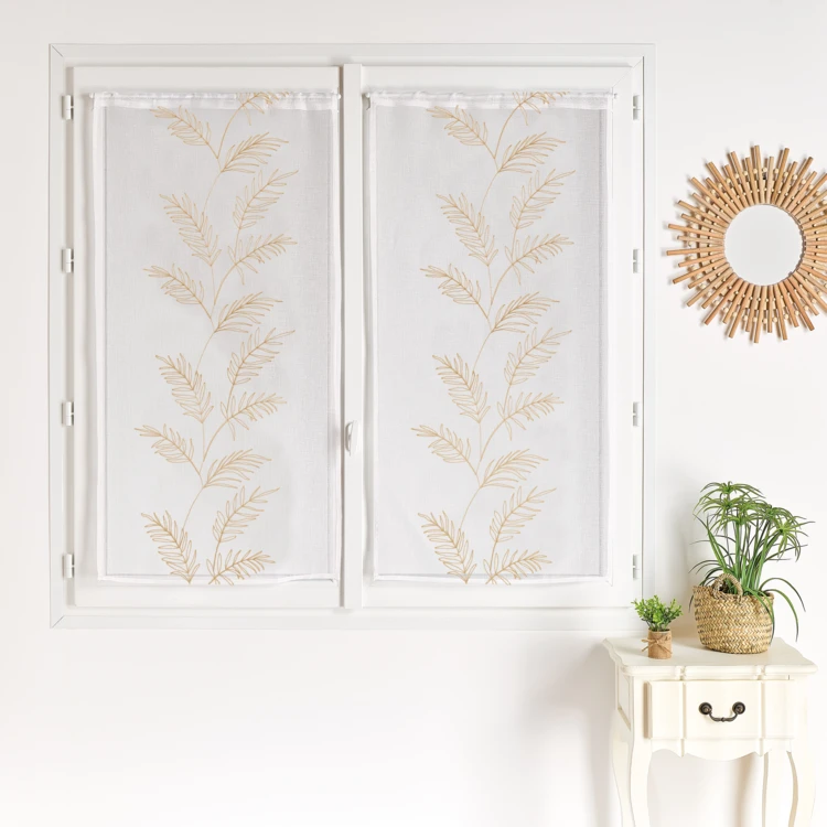 Par de cortinados com folhas bordadas