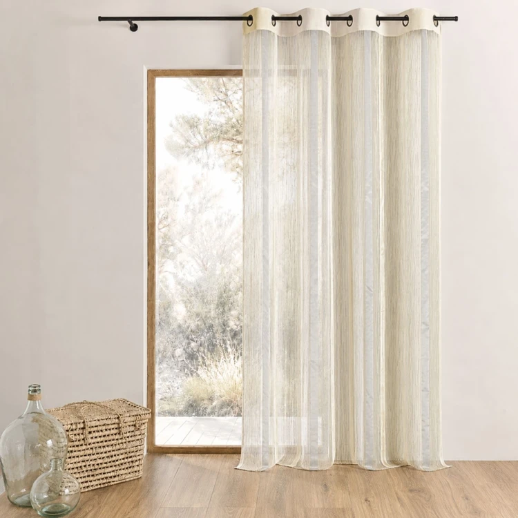 Cortina de organza com riscas verticais e forro