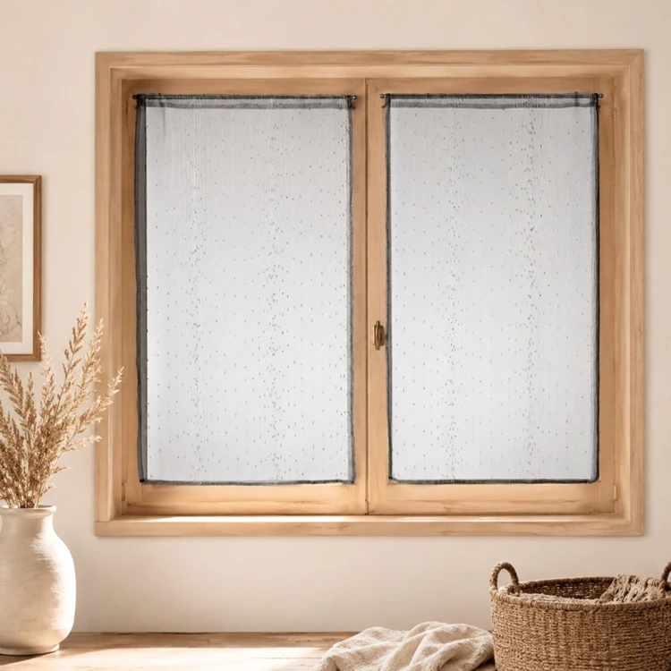 Par de pequenas cortinas de organza às riscas