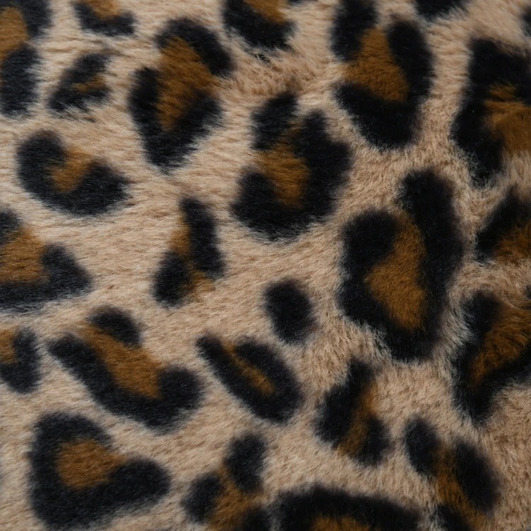 Cojín con estampado de leopardo