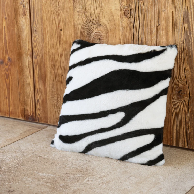 Almofada preenchida com padrão de zebra e parte de trás em veludo