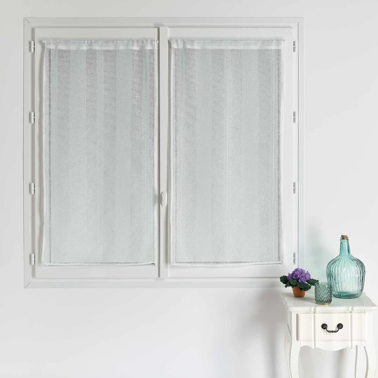 Par de cortinas pequenas e lisas com riscas de fantasia