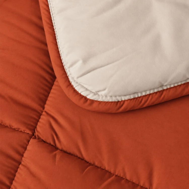Couette légère réversible bicolore en microfibre 200 gr/m²
