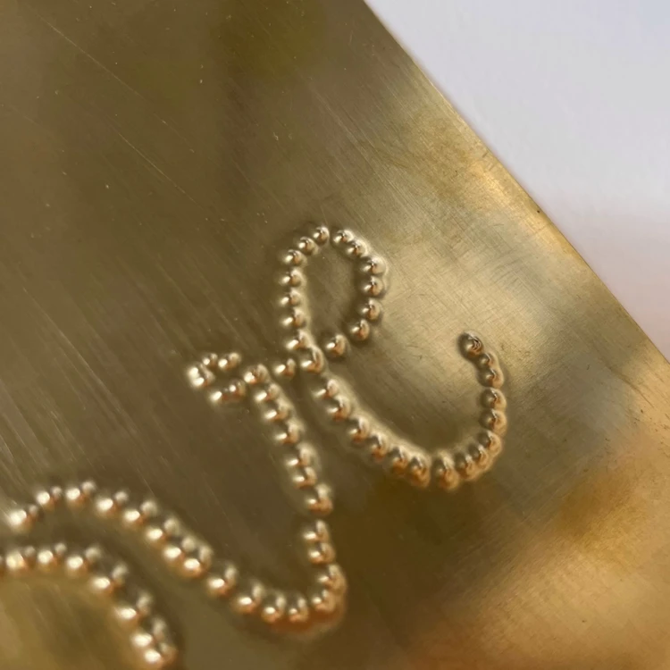 LOVE wanddecoratie van gehamerd messing