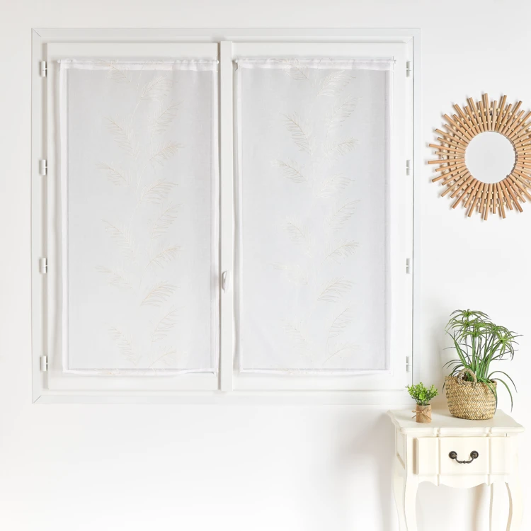 Par de cortinados com folhas bordadas