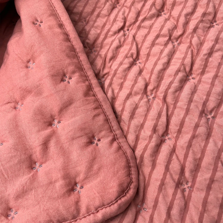Edredon ou jeté de lit matelassé microfibre