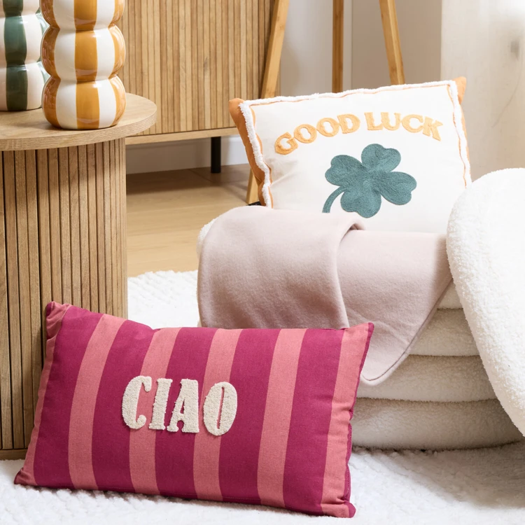 Coussin décoratif en coton brodé GOOD LUCK