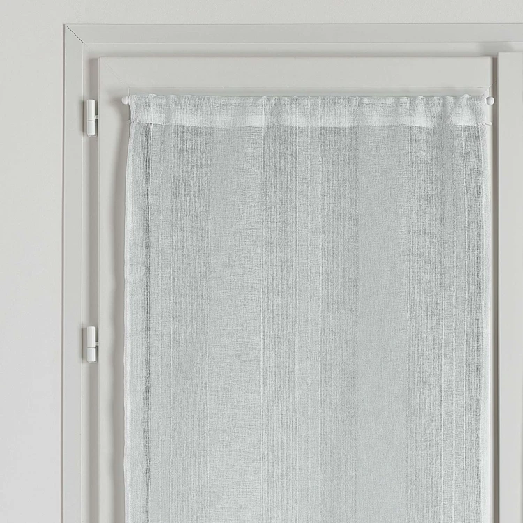 Par de cortinas pequenas e lisas com riscas de fantasia