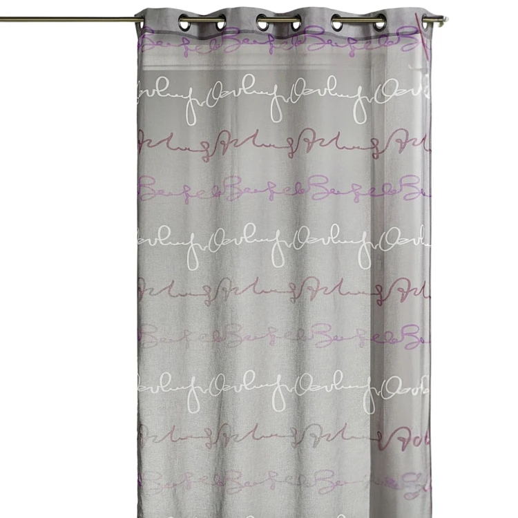 Cortina transparente com estampado de letras horizontais