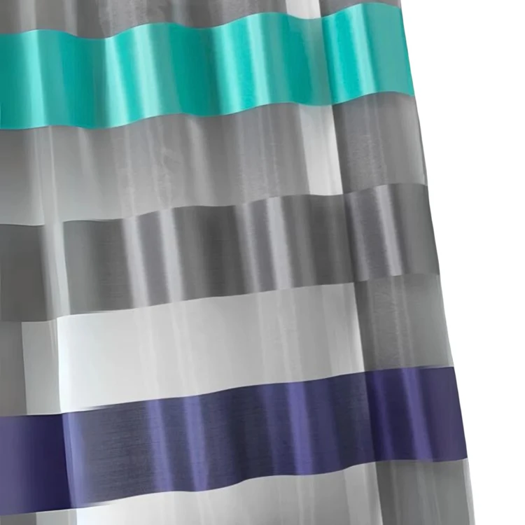 Vorhang mit breiten horizontalen Streifen aus zwei Materialien