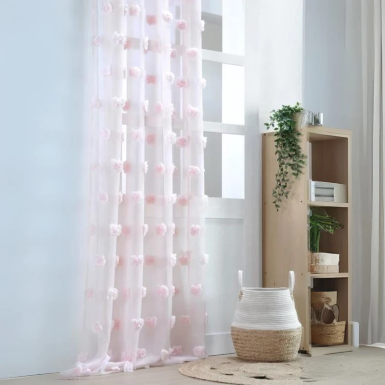 Visillo con pompones bordados
