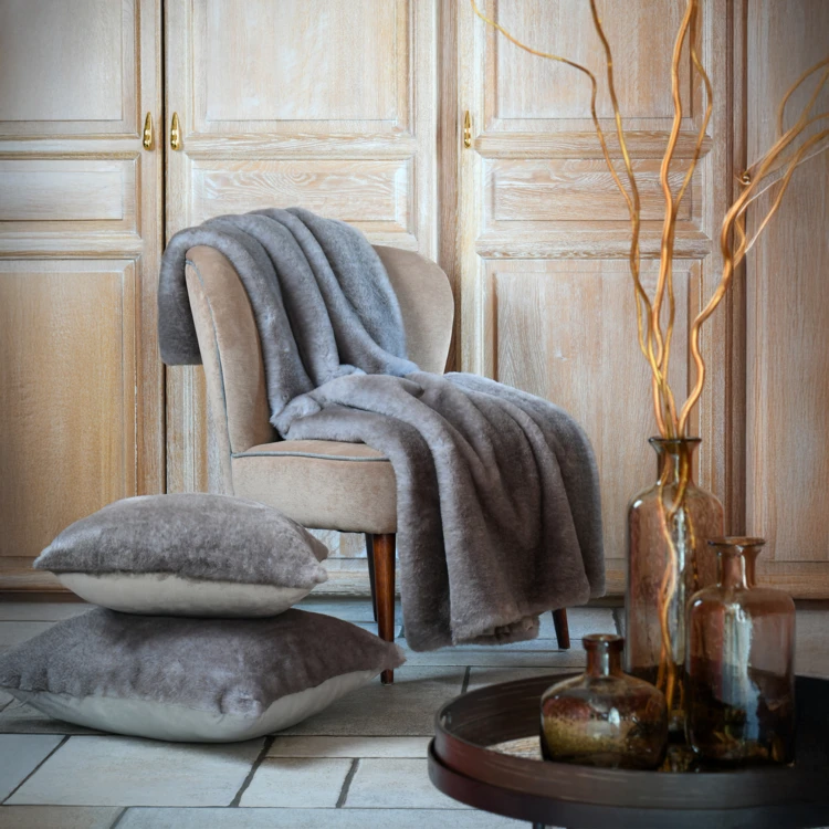 Coussin imitation fourrure ultra douce