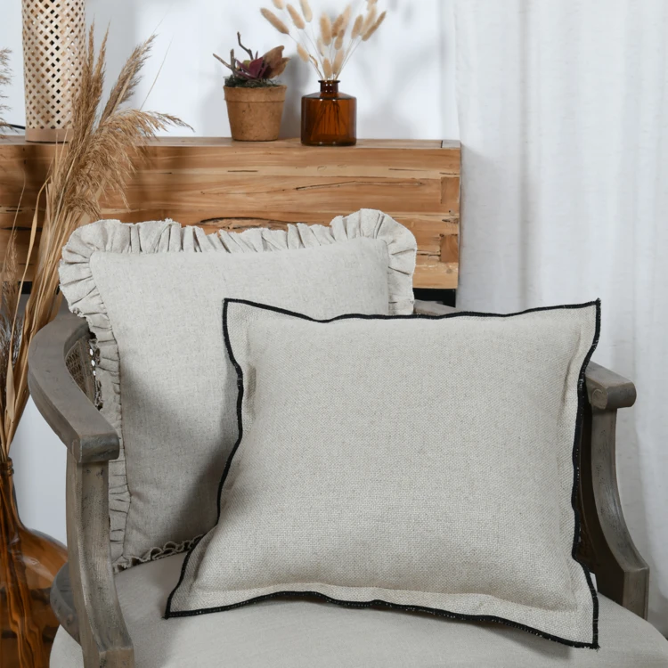 Coussin  poly-lin volant plat feston noir
