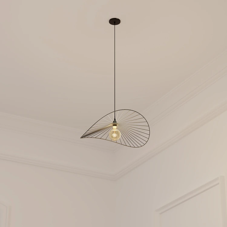 Candeeiro suspenso em metal preto
