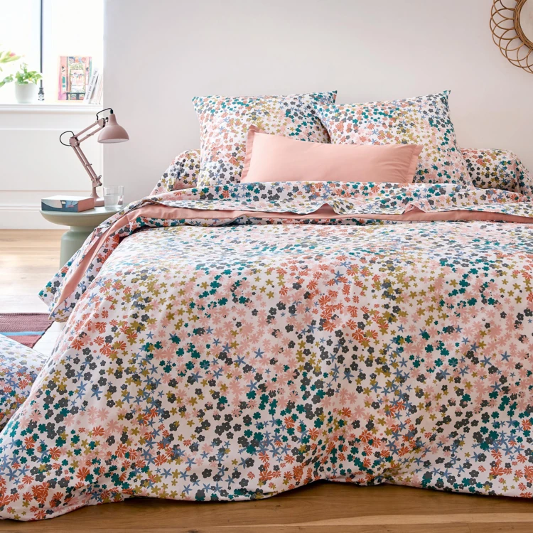 80 thread count katoenen perkal kussensloop met bloemmotief