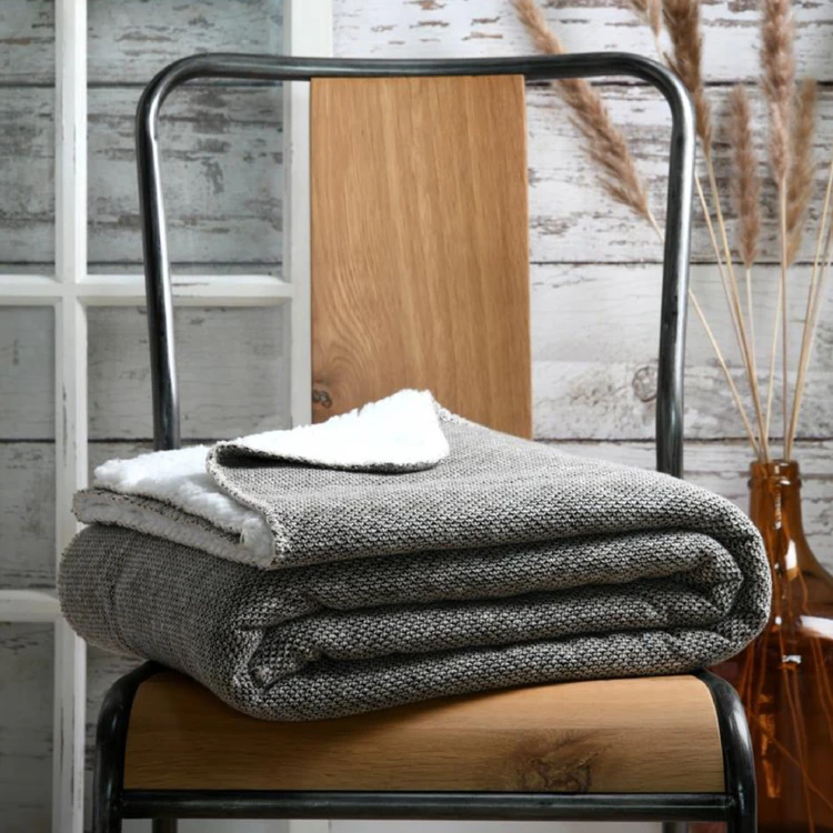 Strickdecke mit Sherpa-Futter