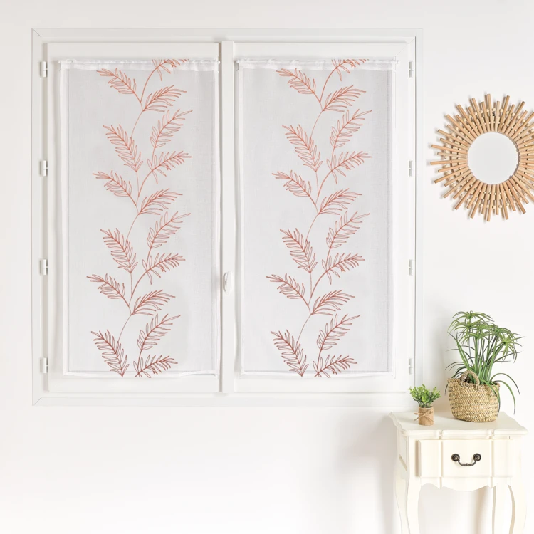 Par de cortinados com folhas bordadas