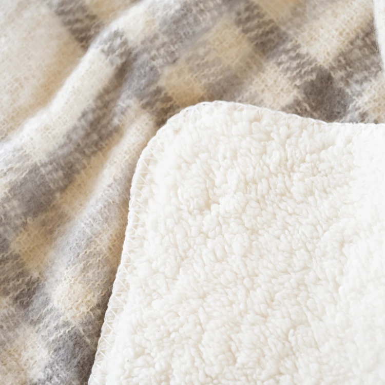 Manta xadrez com efeito de mohair e forro em sherpa