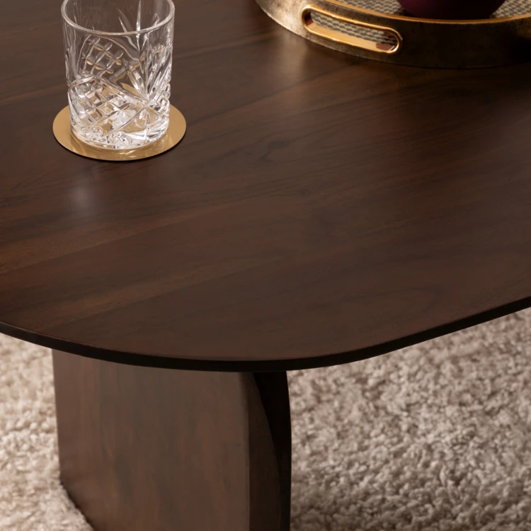 Table basse en manguier avec finition texturée