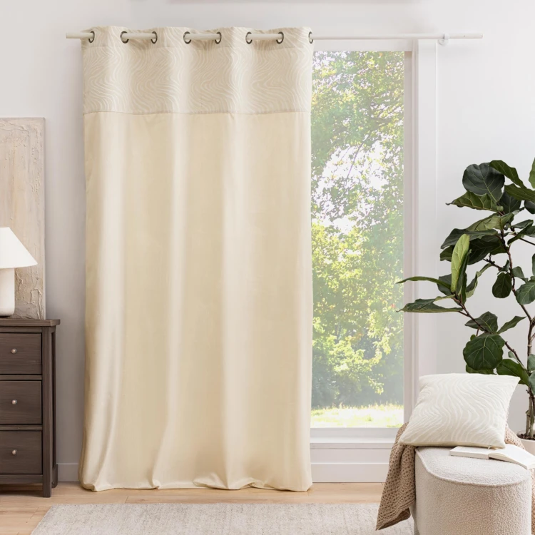 Cortina difusora de veludo com ilhós e faixa em jacquard com padrão de zebra