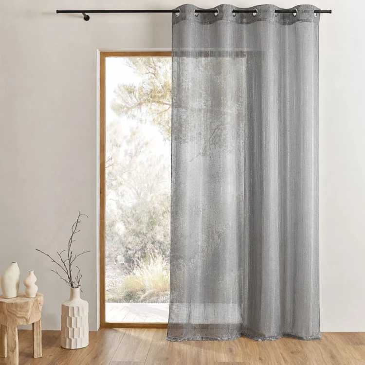Cortina de organza con gotitas metálicas