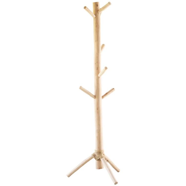 Perchero de madera natural sobre trípode